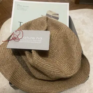 성숙한 모자. 모자. 상자 포함.