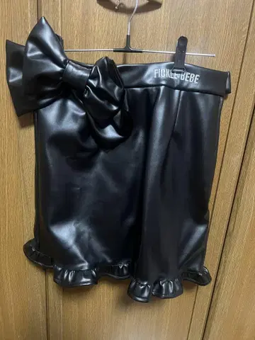 FICKLE BEBE 블랙 미니 스커트 리본 포함