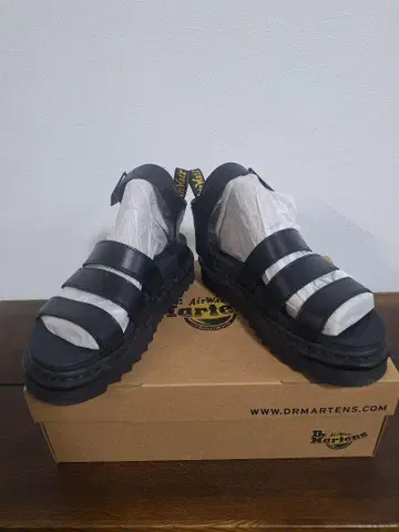 미사용품 사용 횟수 2회 Dr. Martens BLAIRE 블랙 샌들