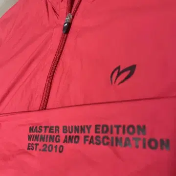 마스터 버니 에디션 레드 재킷