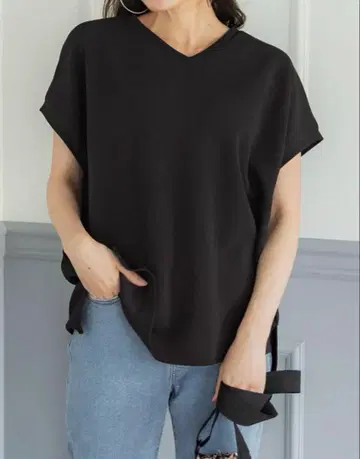 완판템 코카 엠보싱 V넥 티셔츠 블랙 반팔 M 사이즈