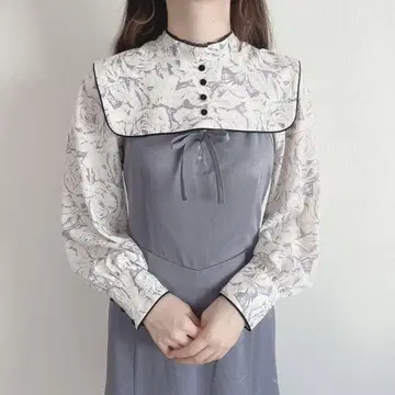 안아나저 안젤라스 파이핑 장식 케이프 로즈 패턴 블라우스