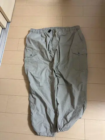 베이지 카고 팬츠 허리 올풀림 있음