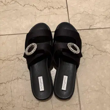 비쥬 장식 블랙 샌들
