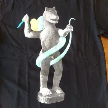 KAWS 브랜드 Originalfake의 T셔츠입니다.