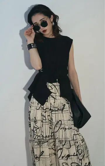 Andrea&co. 비대칭 헴 디자인 상의