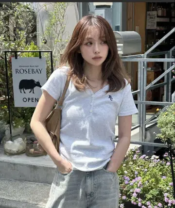 레이카즈 V넥 헨리넥 가슴 자수 반팔 티셔츠