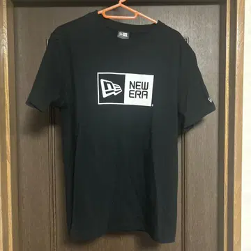 NEW ERA 블랙 티셔츠