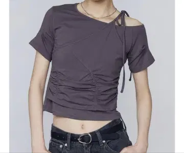그레이 한쪽 어깨가 드러난 오프숄더 티셔츠