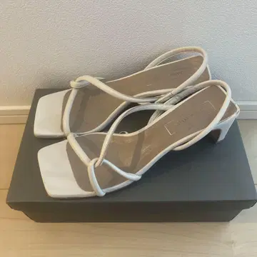 오데트와 오딜 스트랩 샌들