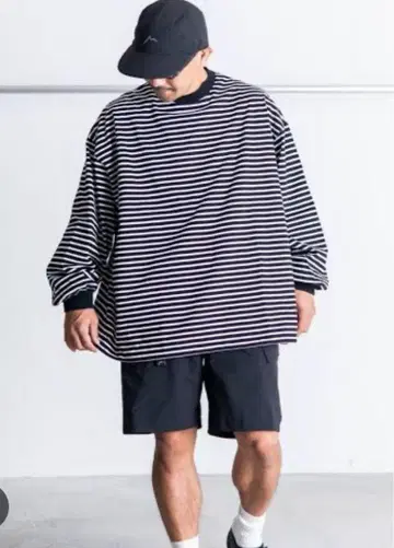 이즈네스 볼룬 스트라이프 롱 슬리브 티셔츠