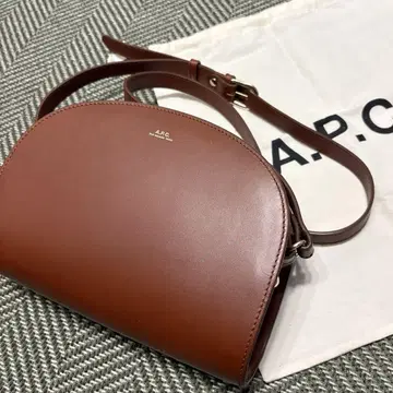 APC 아페쎄 브라운 숄더백