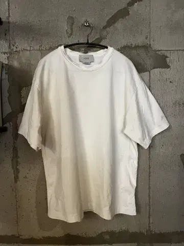YOKE 화이트 라그란 소매 티셔츠
