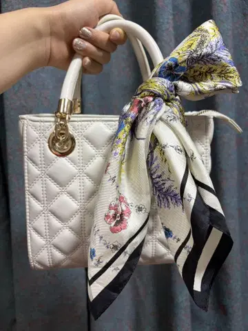 [기간 한정] JILLSTUART (질스튜어트) 실크 꽃무늬 스카프
