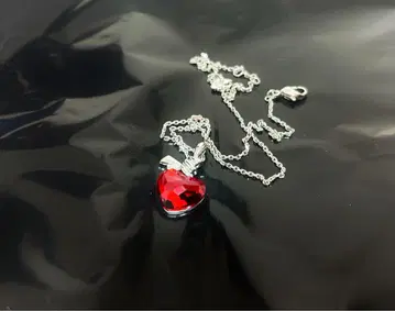 Swarovski 루비 하트 목걸이