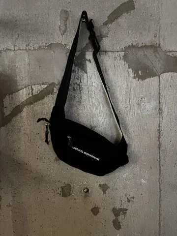 일관된 실험용 보디백 블랙