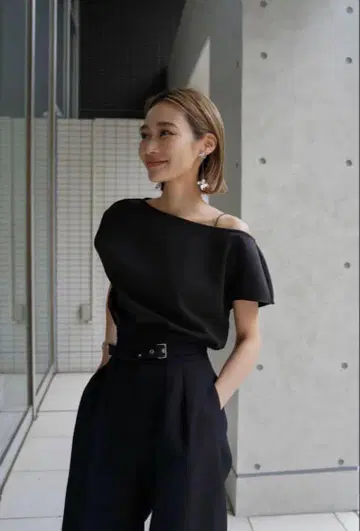 ELLIE 오프숄더 블랙 상의