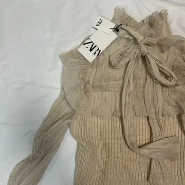 신품 ZARA 니트 혼방 프릴 블라우스 M 사이즈