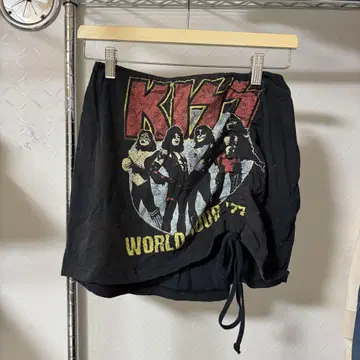 KISS 그래픽 블랙 미니 스커트