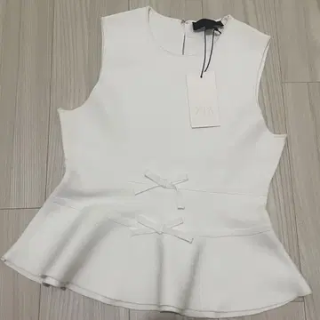 택 포함 새상품 ZARA 화이트 페플럼 슬리브리스 리본 상의