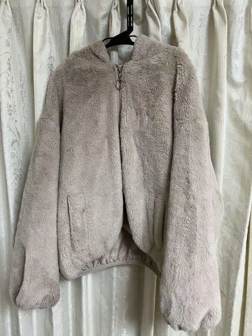 후드 달린 베이지색 패딩 재킷