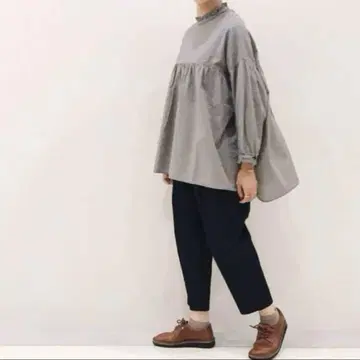 미품  늑대와 부엉이  프릴 목선 풀오버  체크