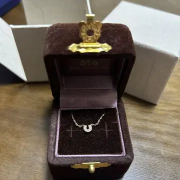 에테 말발굽 모양 목걸이 골드