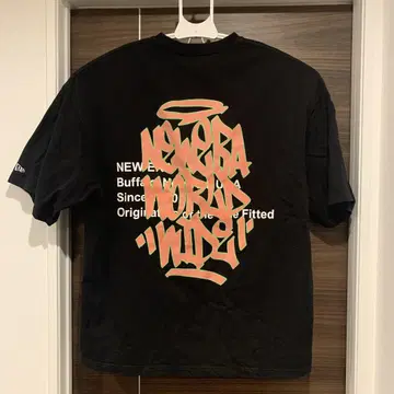 뉴에라 NEWERA 그래피티 로고 블랙 티셔츠