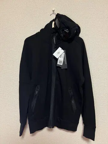 C.P. COMPANY 검정 후드 달린 파카 새 제품 태그 부착