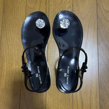 글로리아 오르티즈 블랙 톤 샌들