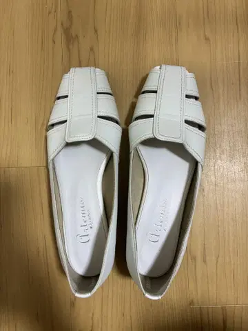 다이애나 화이트 글루칸 플랫슈즈