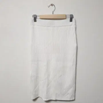JUSGLITTY 저스글리티 니트 무릎 아래 스커트 화이트 안감 있음