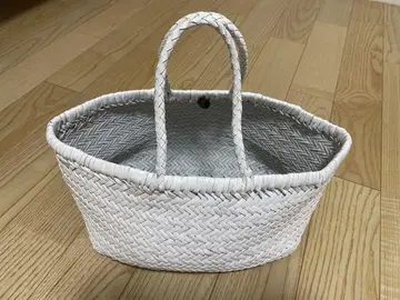 화이트 오벌형 바구니 가방