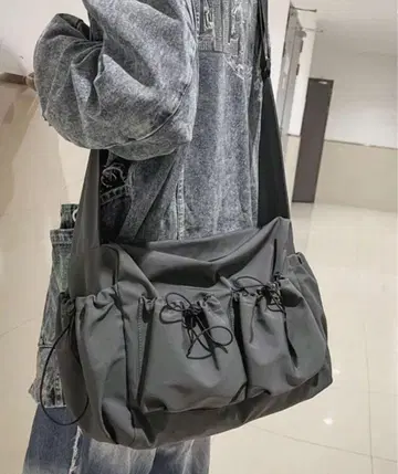 그레이 숄더백 프론트 포켓 부착