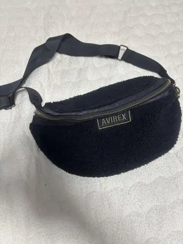 AVIREX 플리스 바디백 블랙