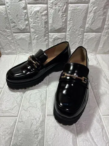 LEPSIM 블랙 에나멜 로퍼 통굽