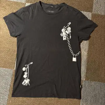 MARC JACOBS 블랙 티셔츠 체인 디자인 트롱프뢰유