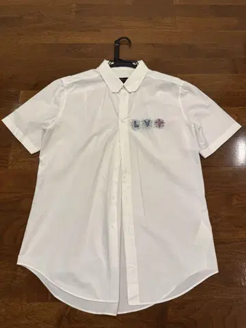 LV 로고 자수 화이트 반팔 셔츠