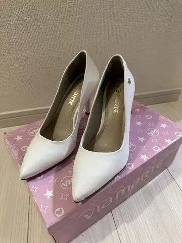 새상품 화이트 펌프스 22.5cm 힐 9cm