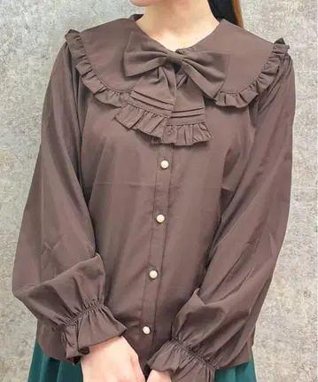 액시스 팜므 핀 탭 리본 원형 칼라 블라우스