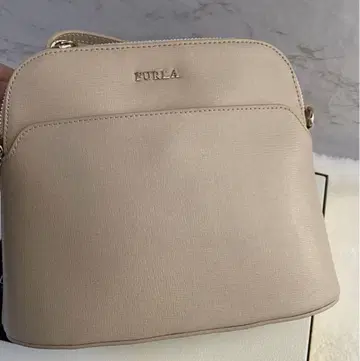 FURLA 직영점에서 구매한 고급스러운 그레 색상의 잡지 게재된 숄더백