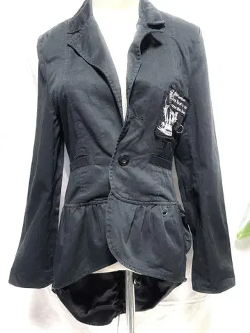 검은색 페플럼 재킷 상단 버튼이 없어 저렴합니다.