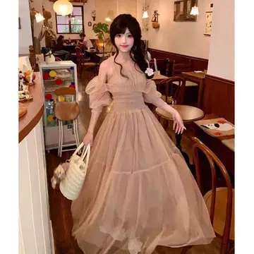 베이지 오프숄더 츄르 드레스
