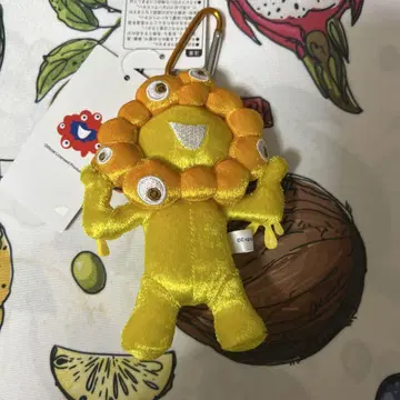 카라비나가 달린 노란색 캐릭터 인형