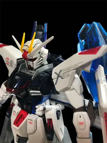 MG 프리덤 건담 솔리드 클리어 완성품