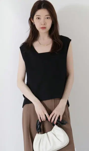 [새상품] 프로포션 바디 드레싱 V넥 폼 티셔츠