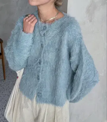 샤기 스타일의 짧은 카디건