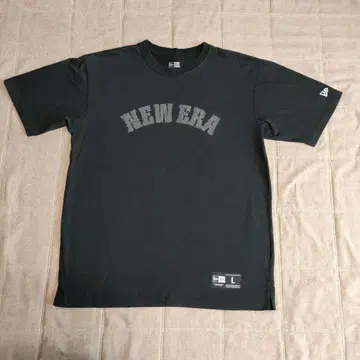 NEW ERA 블랙 티셔츠 L 사이즈