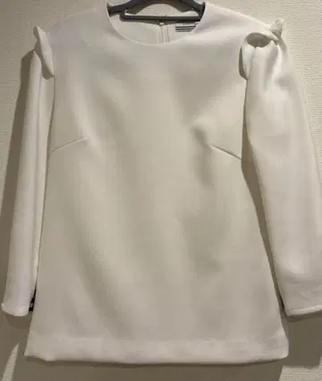 보더스 앳 발코니 CUFFED TOP 어깨 프릴 블라우스