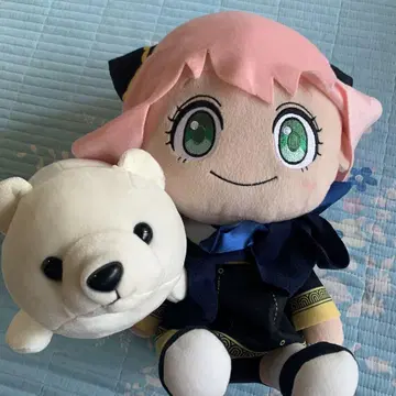아냐의 봉제 인형과 화이트 곰 봉제 인형